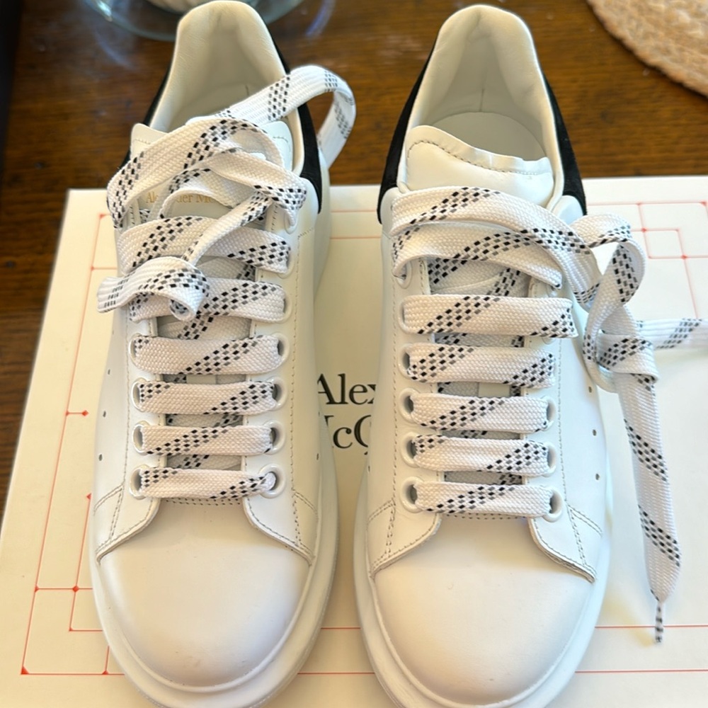 Alexander McQueen women’s oversized sneaker white/black size 36